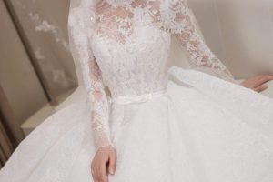 Cô dâu xinh đẹp trong bộ váy cưới ren trắng sang trọng cùng khăn voan tinh khôi.