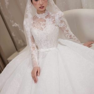 Cô dâu xinh đẹp trong bộ váy cưới ren trắng sang trọng cùng khăn voan tinh khôi.