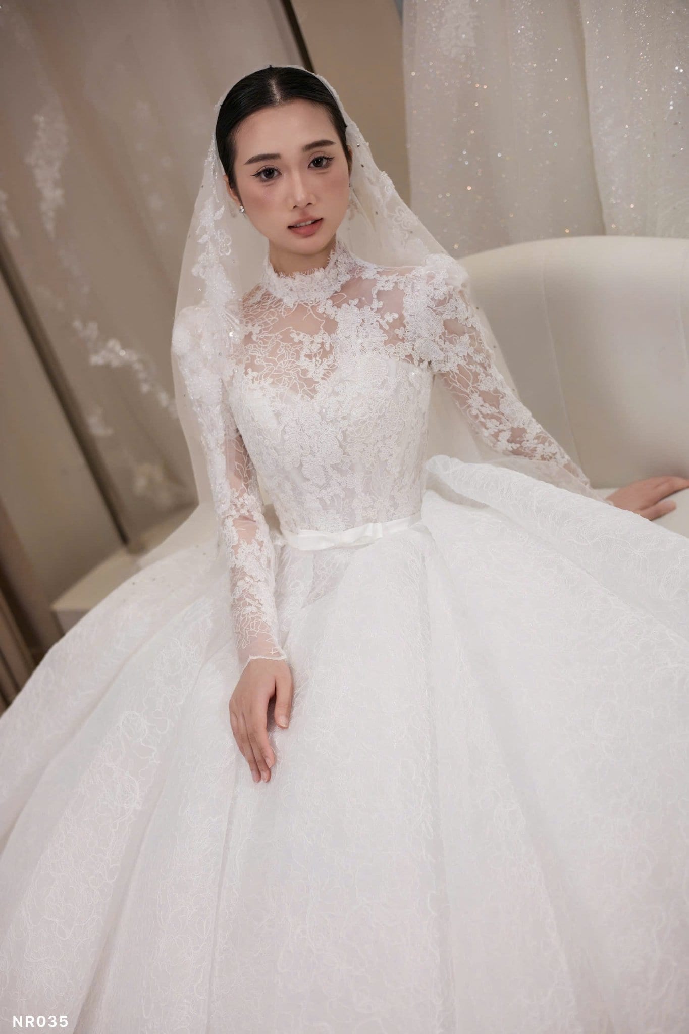 Cặp đôi trẻ nắm tay nhau cười rạng rỡ trong bộ ảnh cưới phong cách tự nhiên tại Nghệ An
