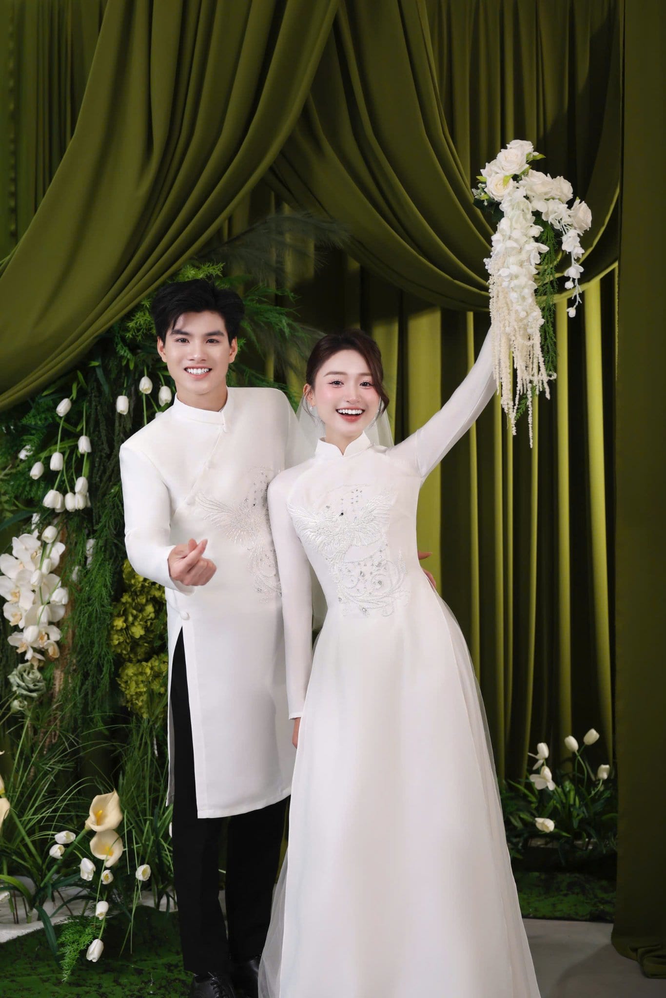 Cặp đôi trẻ đang chụp ảnh cưới ngoại cảnh lãng mạn tại thành phố Vinh Nghệ An cùng ekip Khói Studio