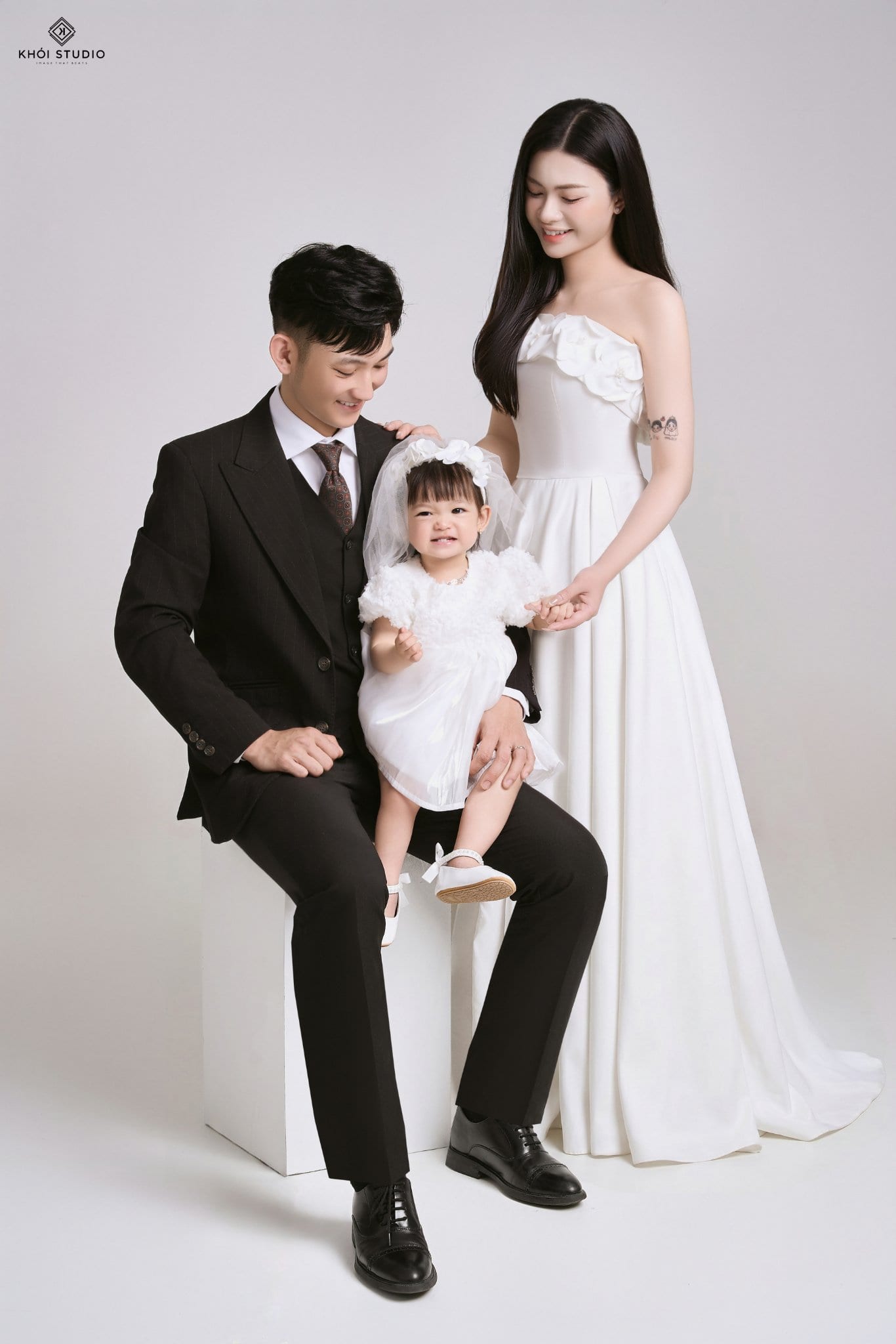 Cặp đôi trẻ nắm tay nhau cười rạng rỡ trong buổi chụp ảnh kỷ niệm 1 năm ngày cưới tại Vinh
