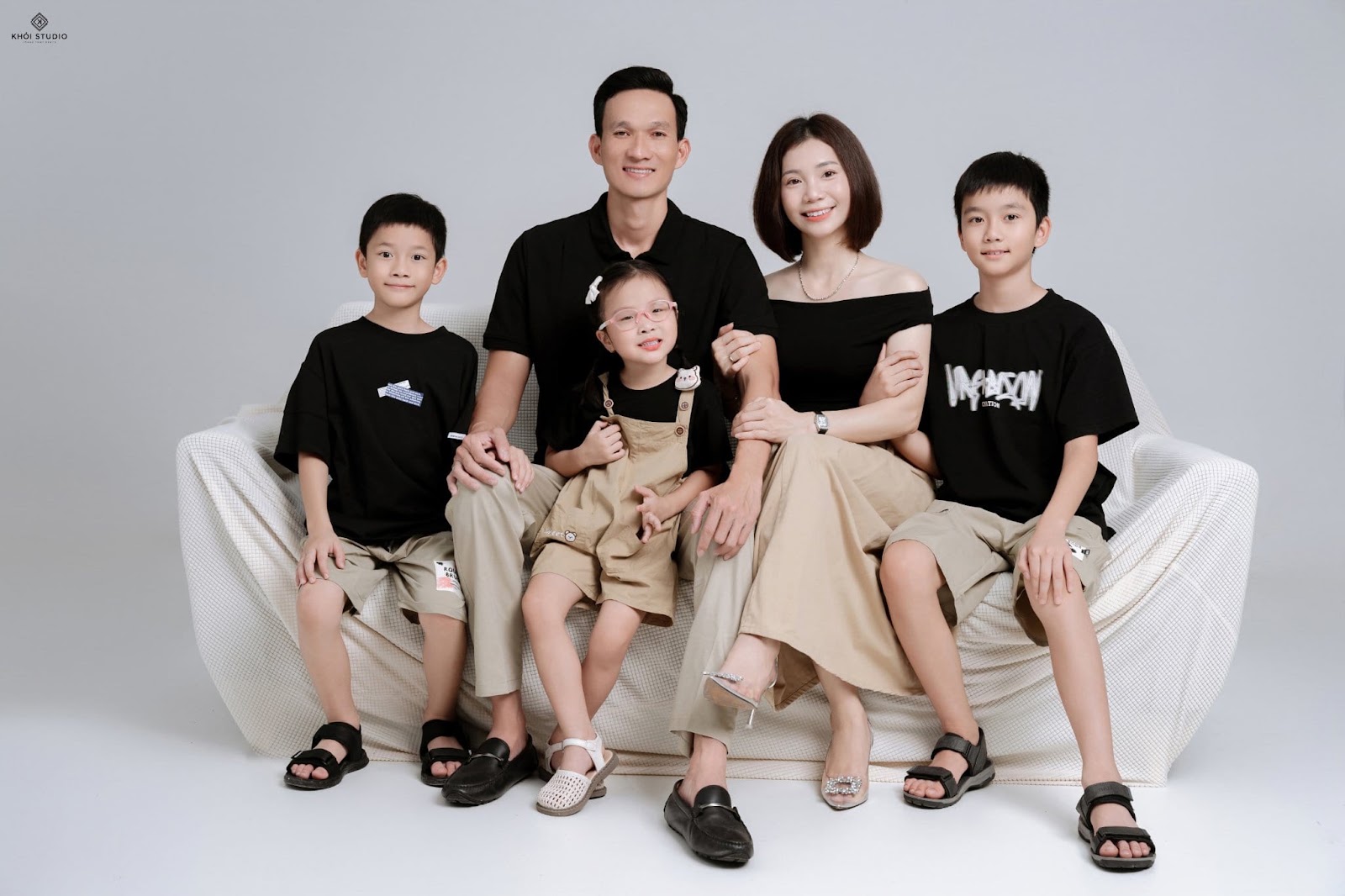 Cặp đôi trẻ hạnh phúc bên không gian trang trí tiệc cưới tông màu đẹp tại Vinh
