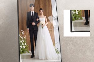Ảnh cưới cặp đôi phong cách Hàn Quốc sang trọng được lồng khung đặt trên giá đỡ.