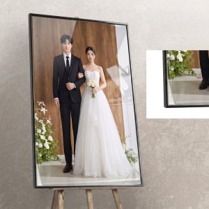 Ảnh cưới cặp đôi phong cách Hàn Quốc sang trọng được lồng khung đặt trên giá đỡ.