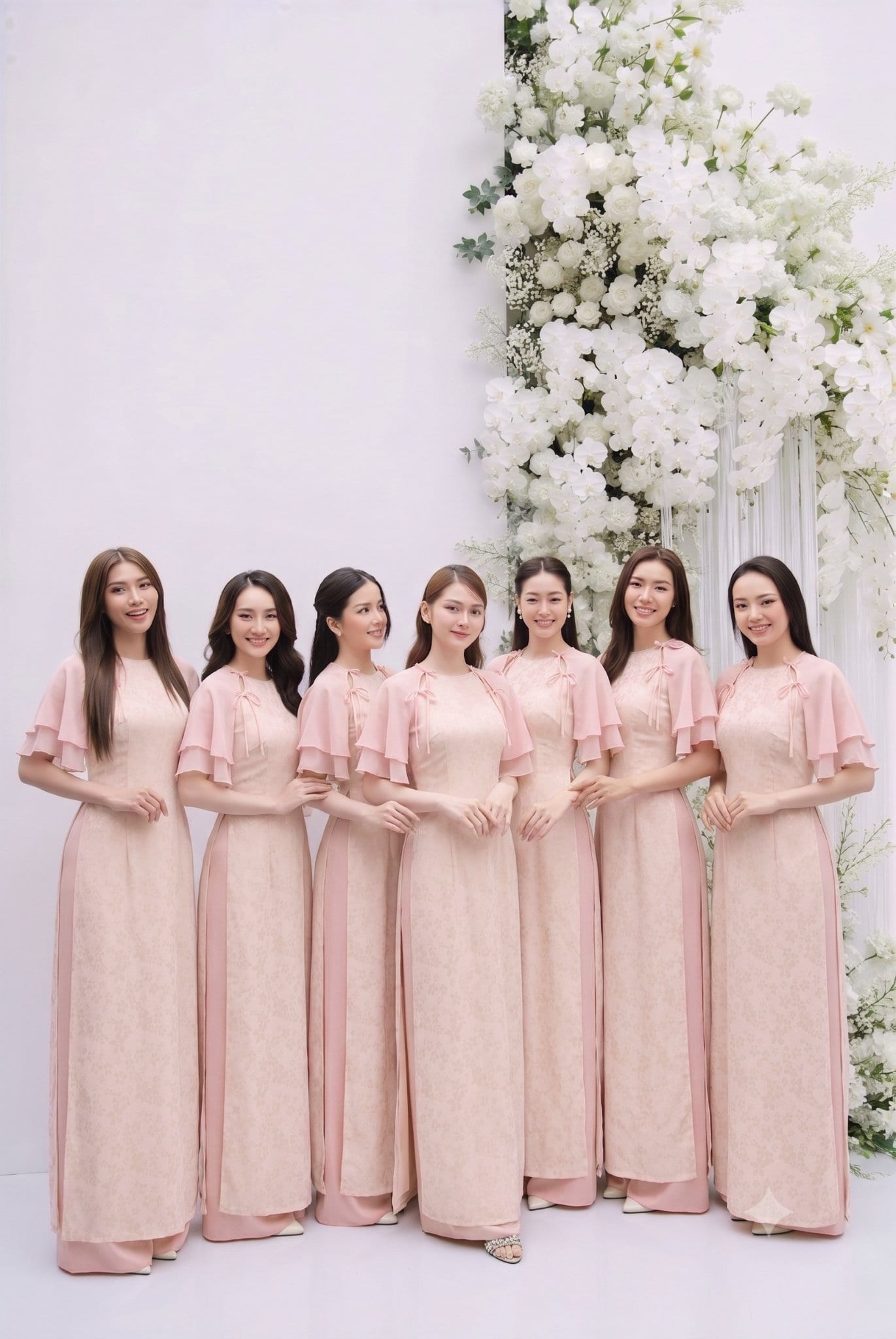 Cô dâu cười tươi rạng rỡ với kiểu tóc búi thấp thanh lịch tại Khói Studio TP Vinh