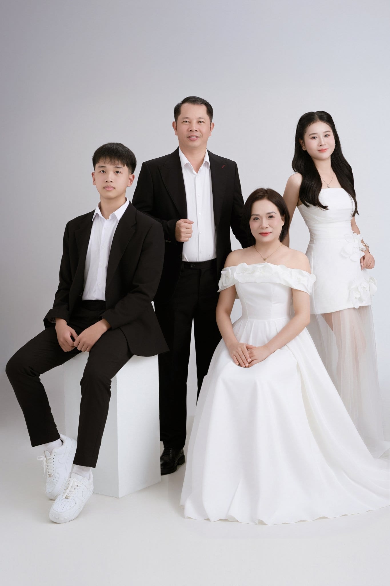 Cặp vợ chồng trẻ ôm nhau cười hạnh phúc trong bộ ảnh kỷ niệm ngày cưới tại Khói Studio TP Vinh