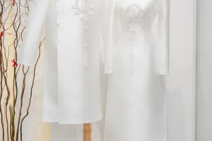 Hai bộ áo dài cưới màu trắng tinh khôi được trưng bày tại studio.