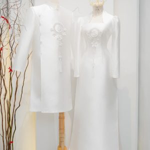Hai bộ áo dài cưới màu trắng tinh khôi được trưng bày tại studio.