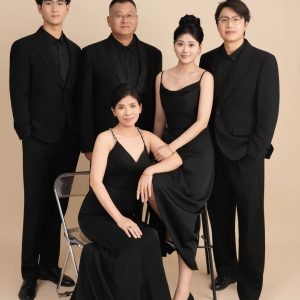 Ảnh chân dung gia đình với trang phục tông màu đen sang trọng được chụp tại studio.
