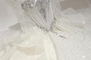 Một chiếc váy cưới màu trắng đính đá lấp lánh và vô cùng sang trọng.