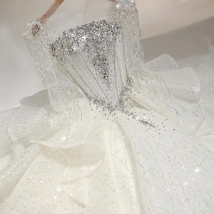 Một chiếc váy cưới màu trắng đính đá lấp lánh và vô cùng sang trọng.