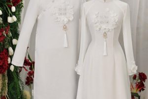 Hai mẫu áo dài cưới màu trắng tinh khôi được trưng bày sang trọng trong studio.