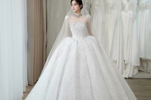 Cô dâu diện chiếc váy cưới trắng lộng lẫy và sang trọng trong studio.