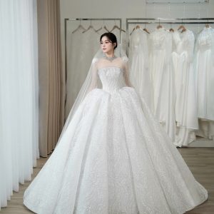 Cô dâu diện chiếc váy cưới trắng lộng lẫy và sang trọng trong studio.