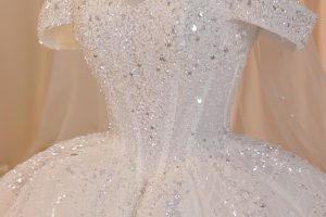 Chiếc váy cưới màu trắng tinh khôi được đính kết đá lấp lánh vô cùng sang trọng.