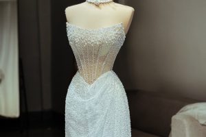 Chiếc váy cưới màu trắng đính đá lấp lánh với phong cách sang trọng.