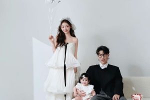 Ảnh chụp gia đình gồm bố, mẹ và em bé với phong cách Hàn Quốc nhẹ nhàng trong studio.