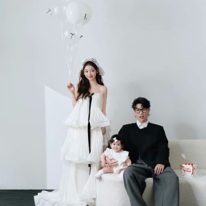 Ảnh chụp gia đình gồm bố, mẹ và em bé với phong cách Hàn Quốc nhẹ nhàng trong studio.