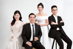 Ảnh chụp gia đình bốn người với phong cách sang trọng và thanh lịch trong studio.