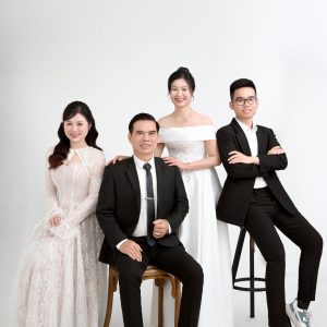 Ảnh chụp gia đình bốn người với phong cách sang trọng và thanh lịch trong studio.