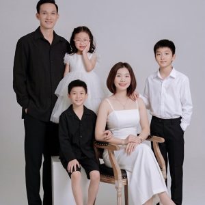 Ảnh chụp gia đình với phong cách hiện đại, thanh lịch trên nền studio trắng.