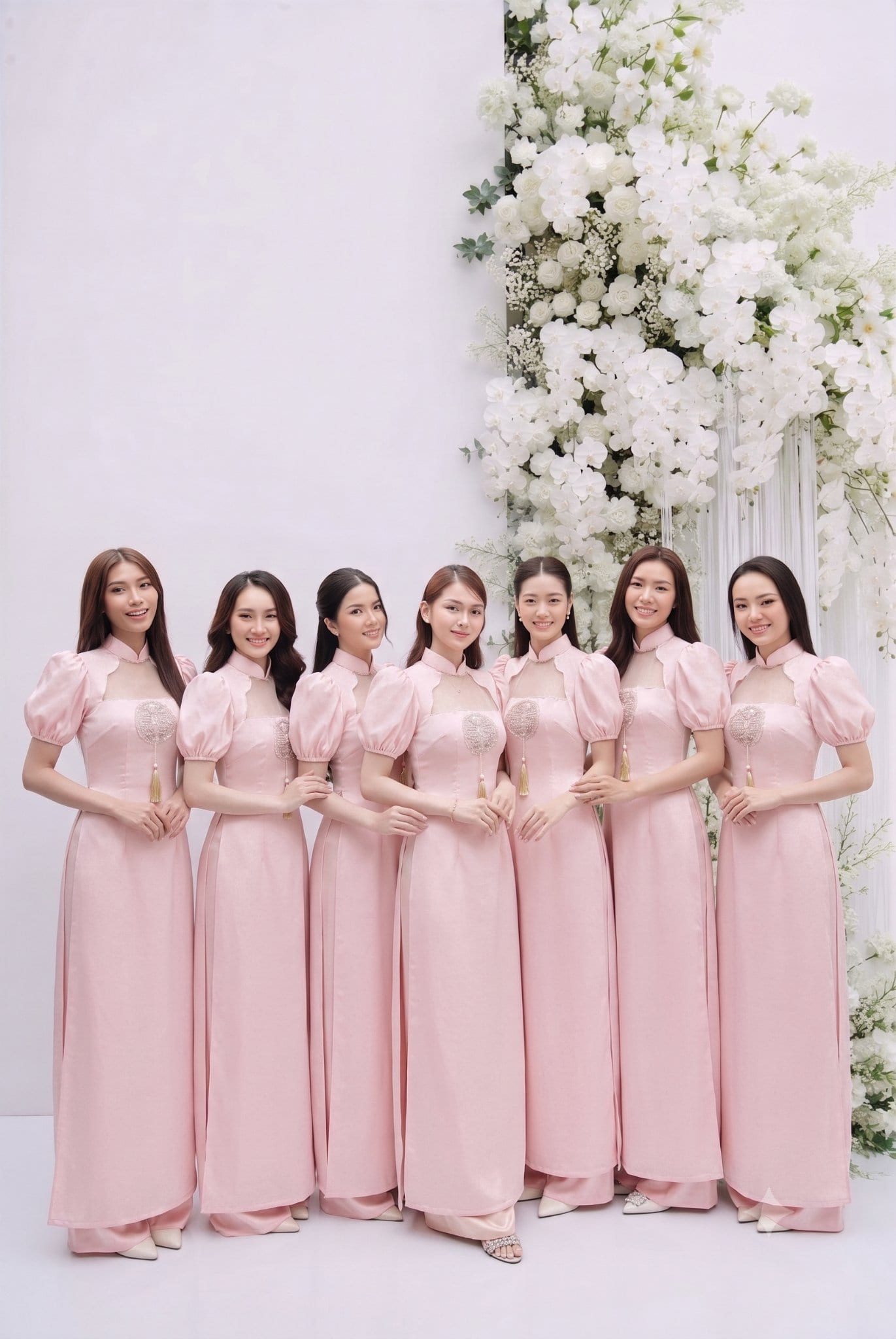 Cặp đôi trẻ nắm tay nhau cười tươi trong buổi chụp ảnh cưới ngoại cảnh tại Nghệ An do Khói Studio thực hiện