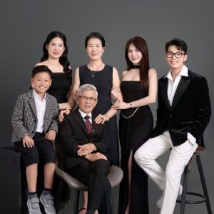 Ảnh chân dung gia đình nhiều thế hệ trong trang phục lịch sự, sang trọng được chụp tại studio.