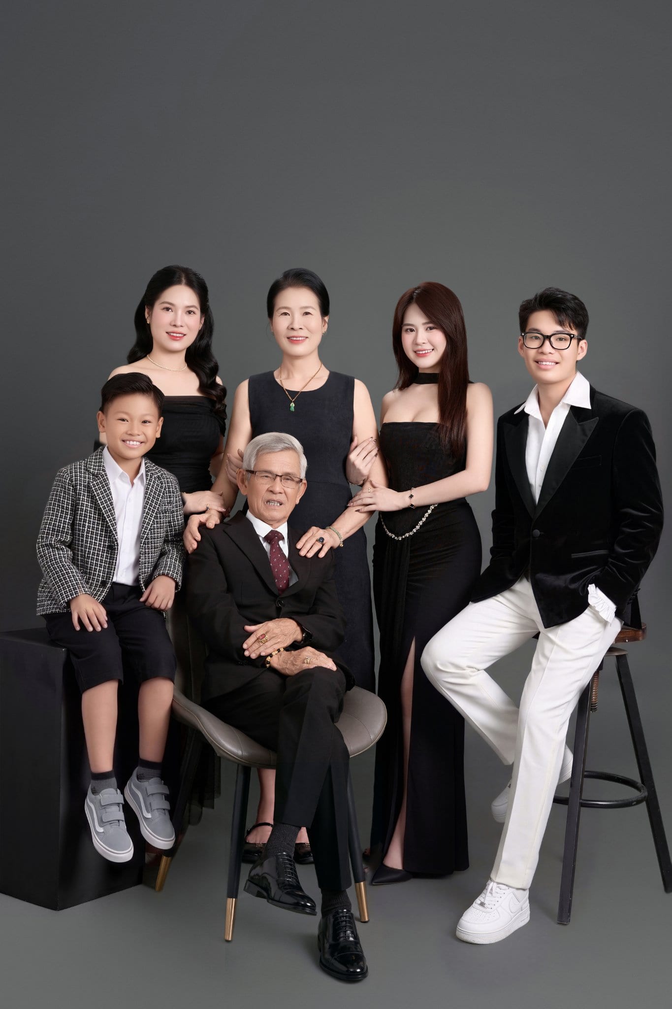 Cặp đôi trẻ nắm tay nhau tình tứ trong không gian studio ảnh cưới ngập tràn ánh sáng tự nhiên tại Khói Studio.