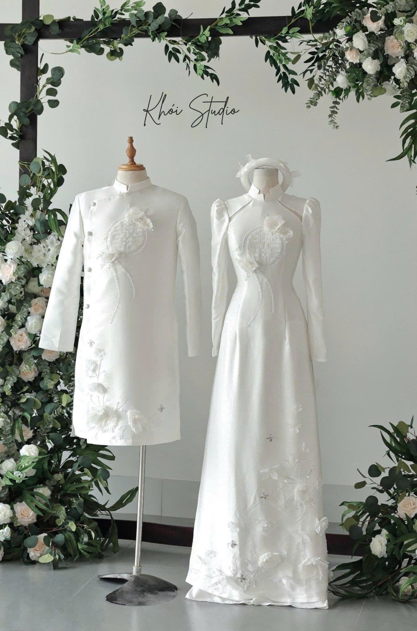 Cô dâu chú rể thắp hương trước bàn thờ gia tiên ngày cưới được trang trí hoa tươi ấm cúng tại TP Vinh.