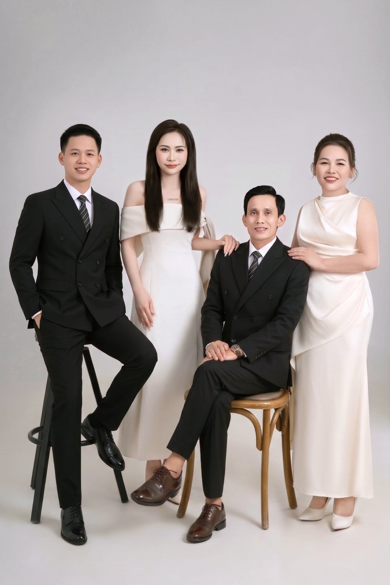 Cặp đôi trẻ nắm tay nhau cười rạng rỡ trong buổi chụp ảnh kỷ niệm 1 năm ngày cưới tại Vinh