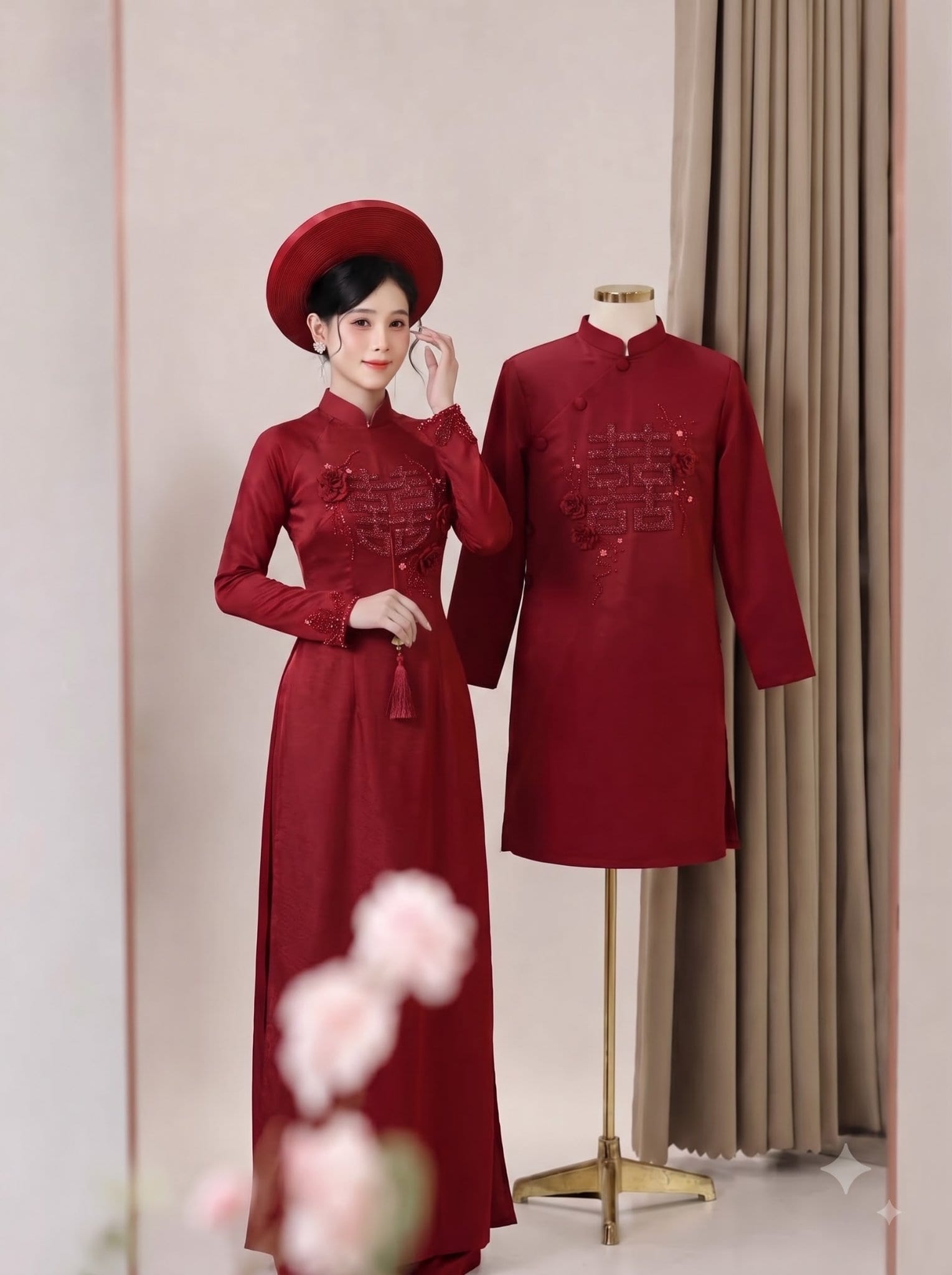 Cặp đôi trẻ nắm tay nhau cười rạng rỡ trong buổi chụp ảnh cưới ngoại cảnh tại Nghệ An do Khói Studio thực hiện