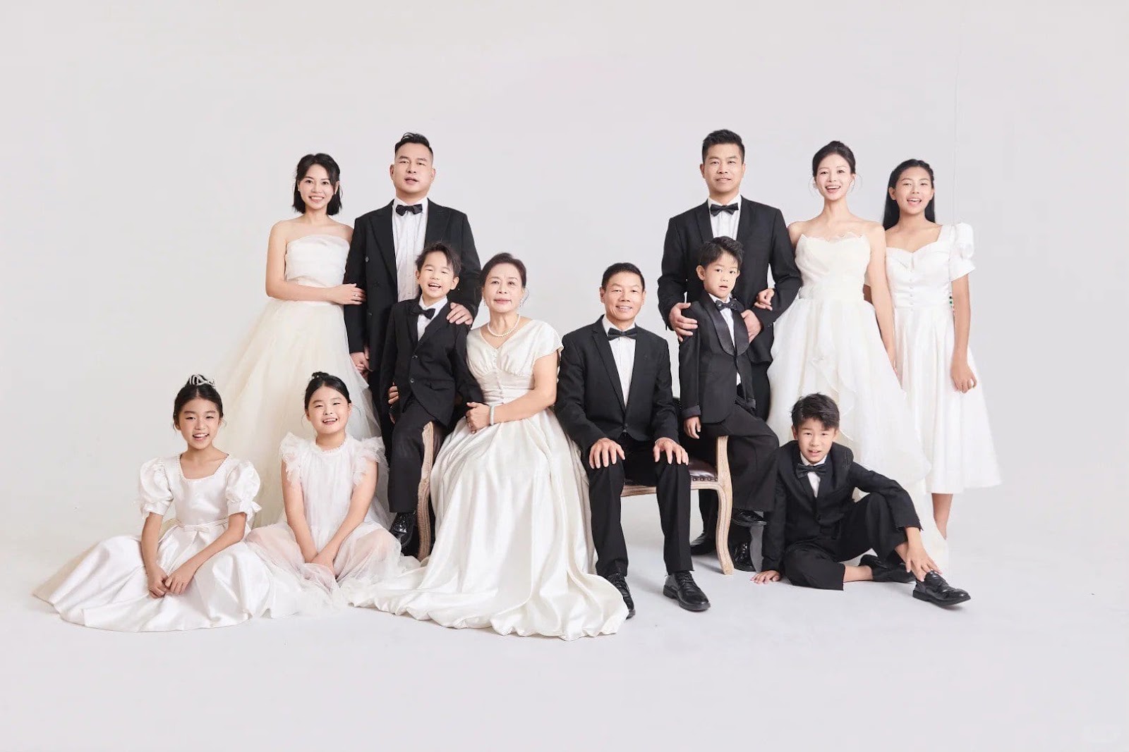 Cặp đôi đang xem lại album ảnh cưới hoàn thiện tại Khói Studio TP Vinh