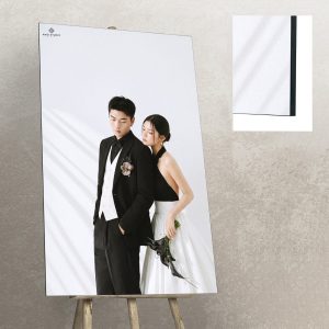 Ảnh pre-wedding cặp đôi phong cách sang trọng với tông màu trắng và đen trong studio.
