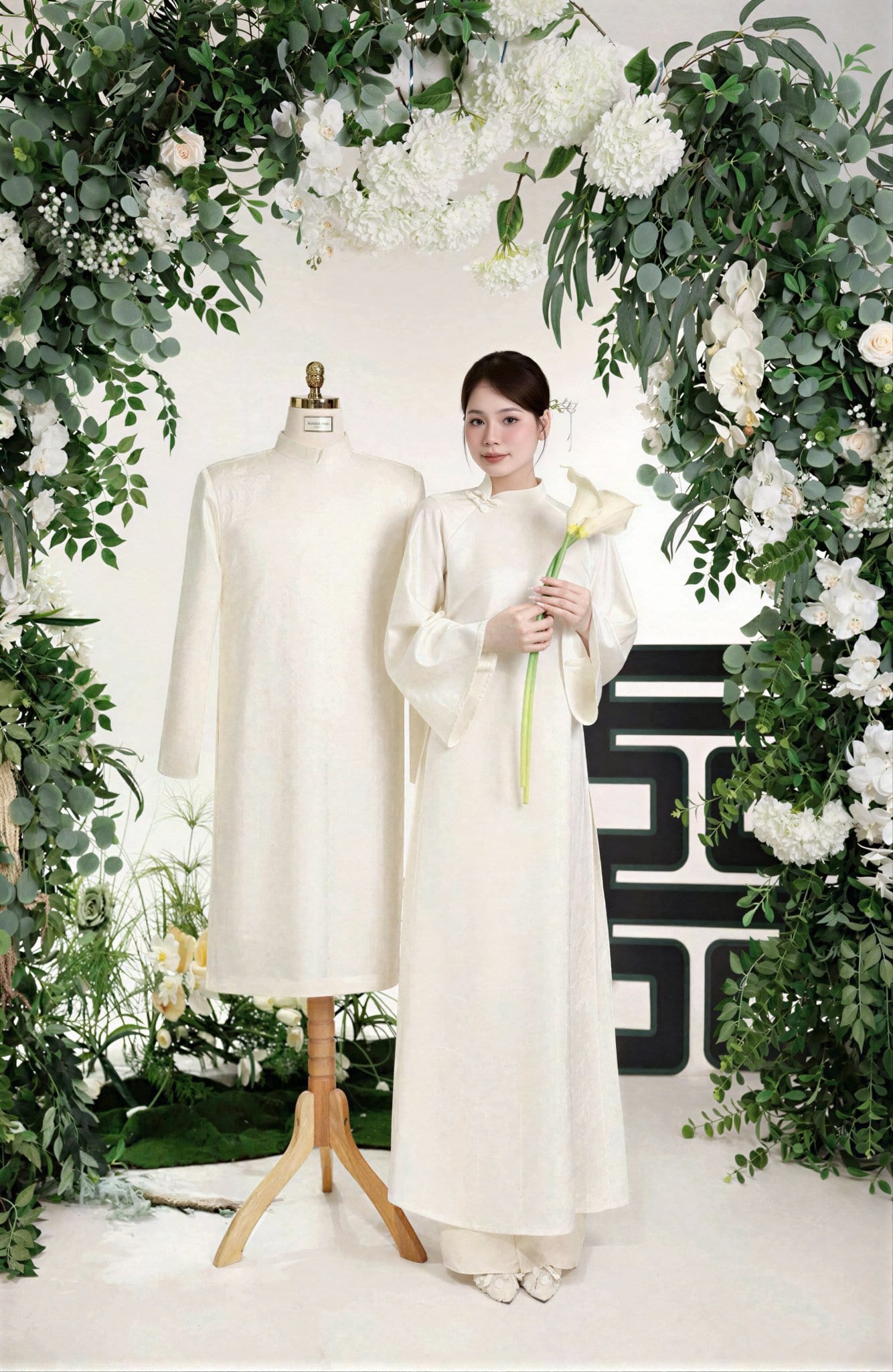 Khoảnh khắc hạnh phúc của cặp đôi sau nhiều năm xa cách được ghi lại tự nhiên tại Khói Studio TP Vinh.