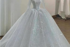 Chiếc váy cưới màu trắng lấp lánh phong cách sang trọng được trưng bày trong studio.